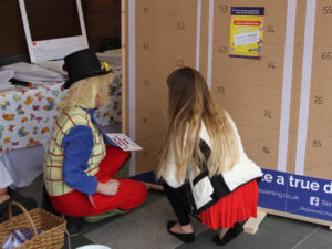Immacolata Jacobs, Media Marketing Manager, placing the puzzle piece on behalf of Casa di Lusso
