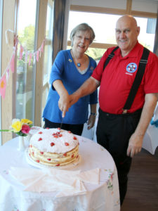 Carolyn Stroud & Richard cutting the cake