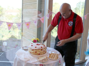 Richard, Freewheelers rider, cutting the cake